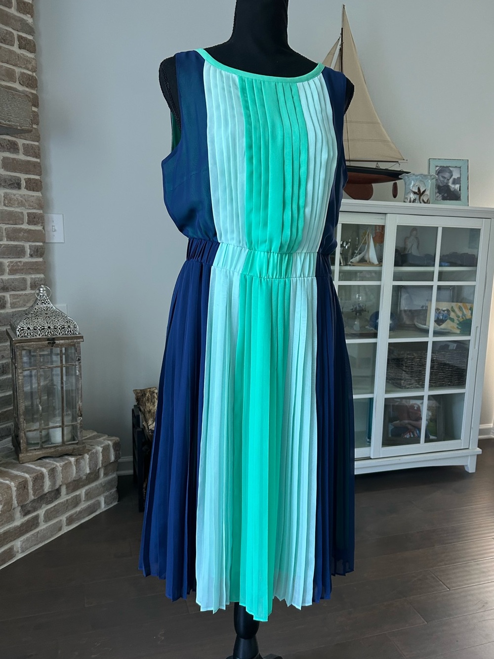 Liz Claiborne Navy and Aqua Pleated Midi Dress size 6